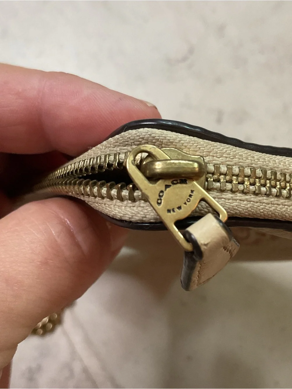Coach X Jennifer Lopez corner cream Pebbled Leather Wristlet, City Skyline EUC